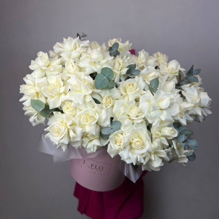 37 белых роз в боксе в Калининграде