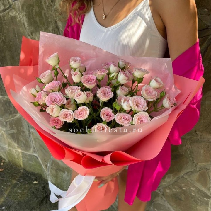 Розовые кустовые розы в Калининграде