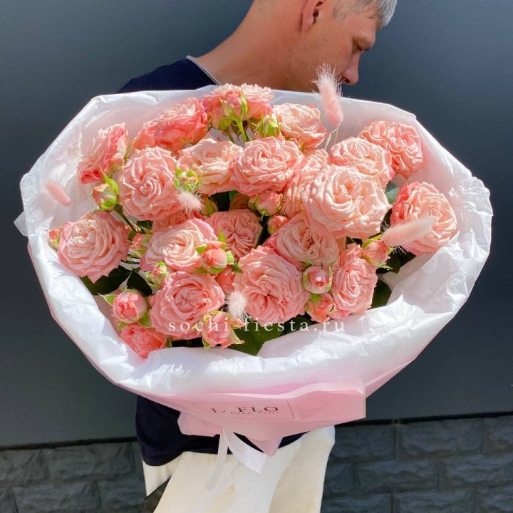 Пионовидные розы Мадам Бомбастик в Калининграде