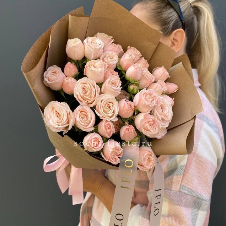 Кустовые розы Бомбастик в крафте в Калининграде