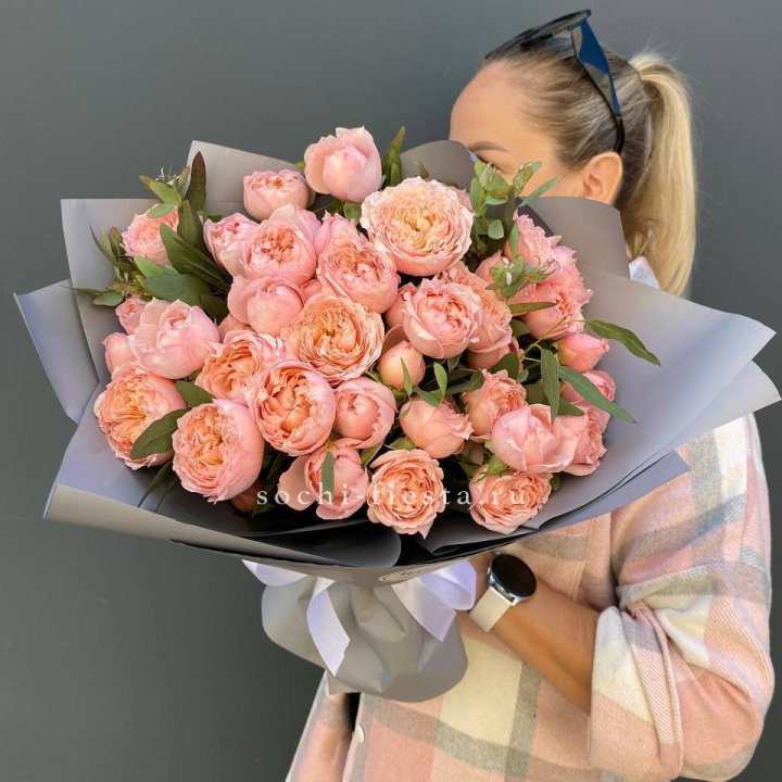 Букет с пионовидными розами "Пивайн" в Калининграде