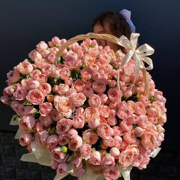 Корзина из пионовидных роз в Калининграде