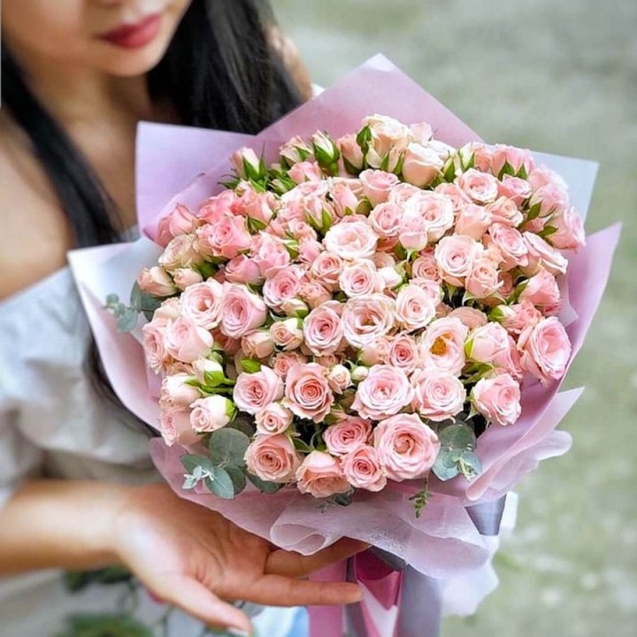 Кустовые розы с эвкалиптом в Калининграде