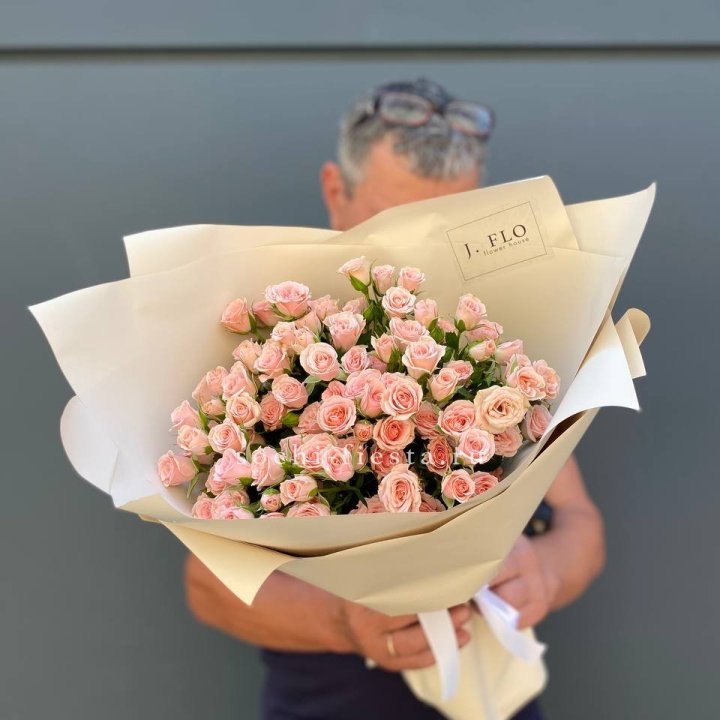 Кустовые розы леди в Калининграде