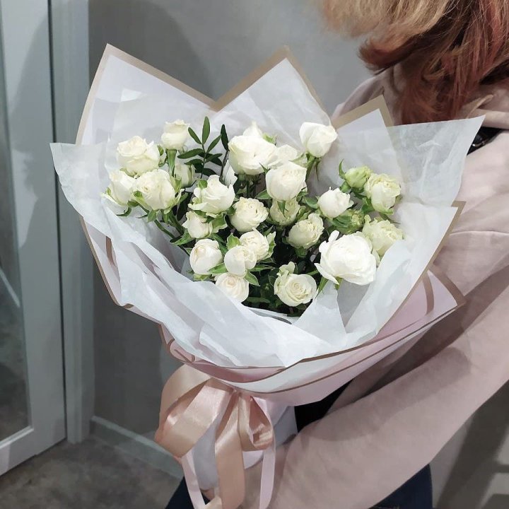 Белоснежные кустовые розы в Калининграде