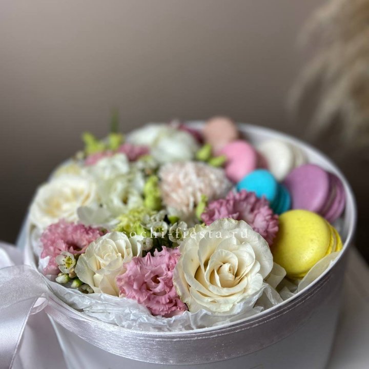 Цветы в цилиндре с макаронс "Прованс" в Калининграде