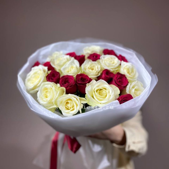 Букет их красных и белых 25 роз в Калининграде