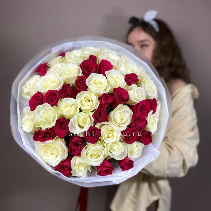 Микс из 55 роз в Калининграде