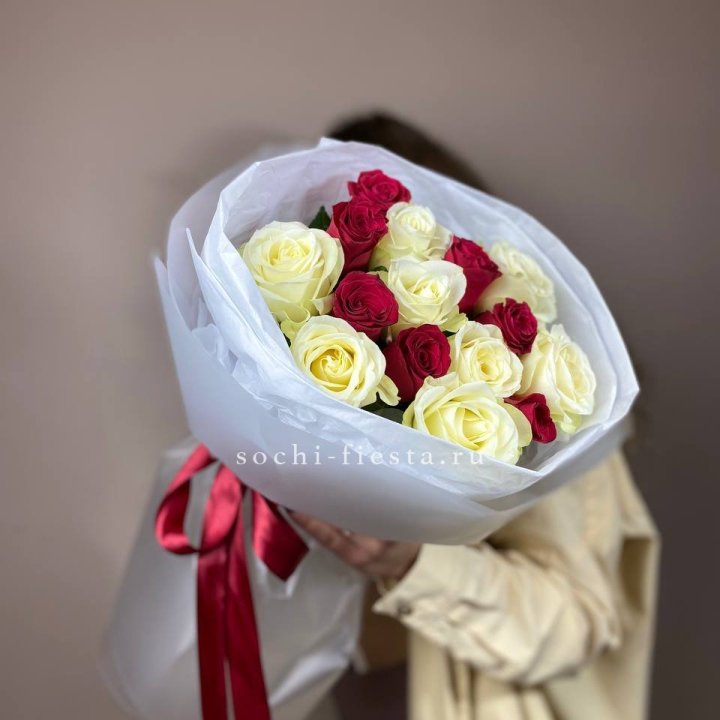 Букет из красных белых 15 роз в Калининграде