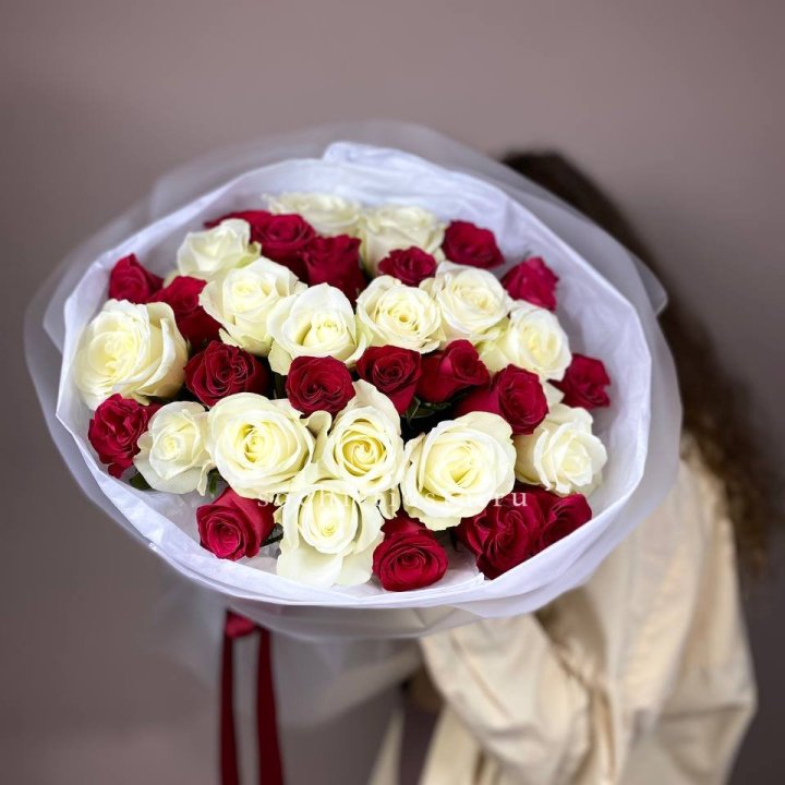 Букет из красных белых 35 роз в Калининграде