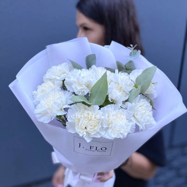 Букет белых диантусов с эвкалиптом в Калининграде