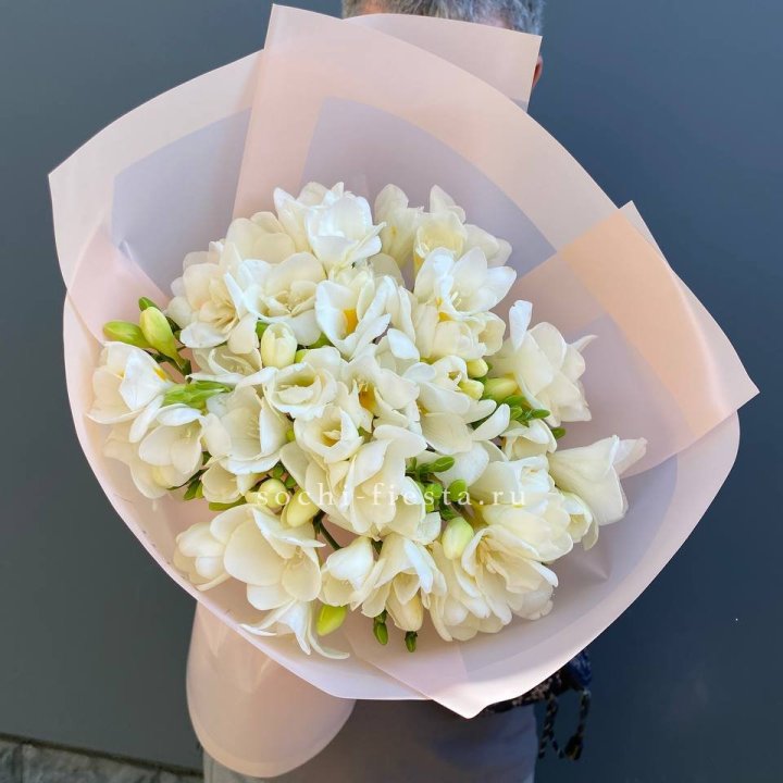 Букет белых фрезий  в Калининграде