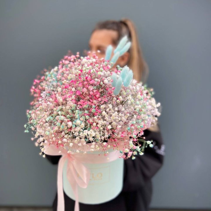 9 Радужных гипсофилы в шляпной коробке в Калининграде