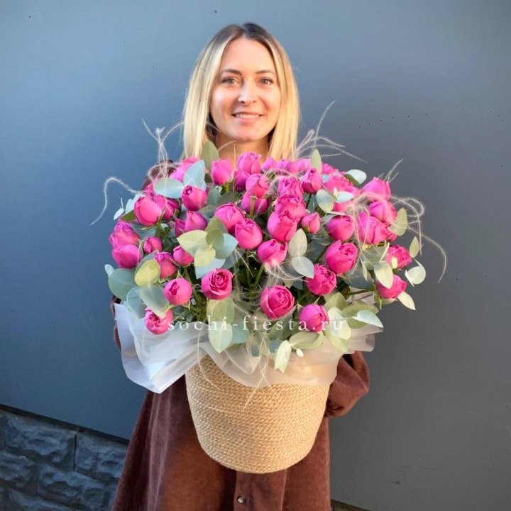 Пионовидные розы  в джутовом кашпо  в Калининграде