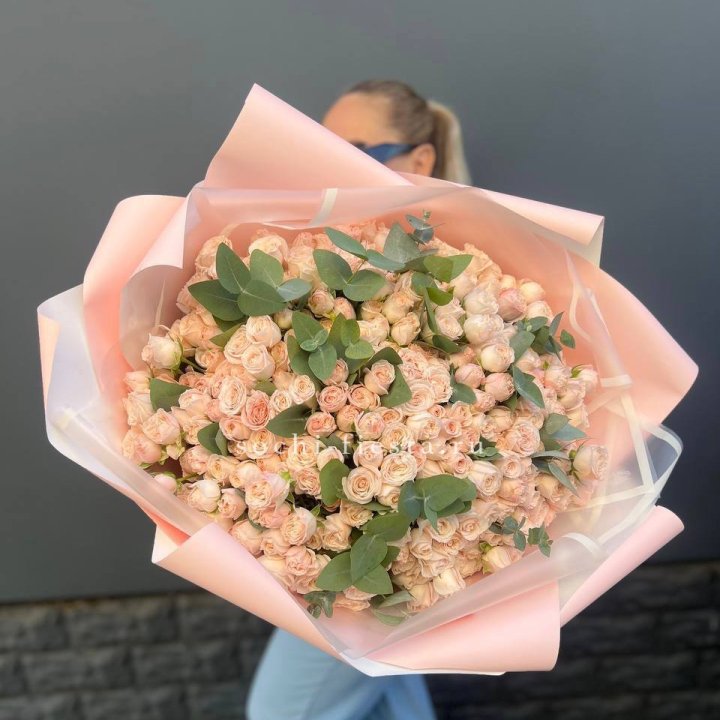 101 кустовая роза с эвкалиптом в Калининграде