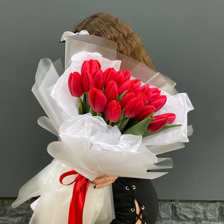  25 красных воздушных тюльпанов в Калининграде