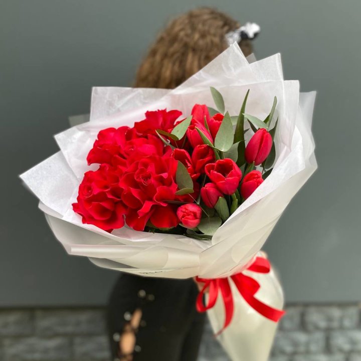 Дуо тюльпаны и розы в Калининграде