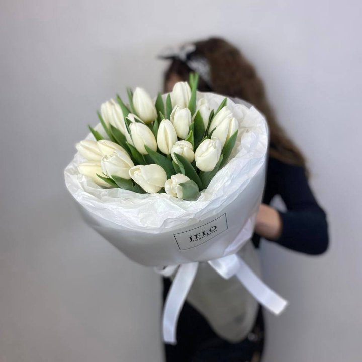  19 белых воздушных тюльпанов в Калининграде