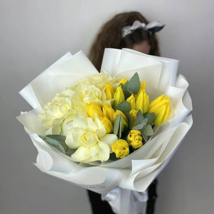 Дуо жёлтые тюльпаны и розы в Калининграде