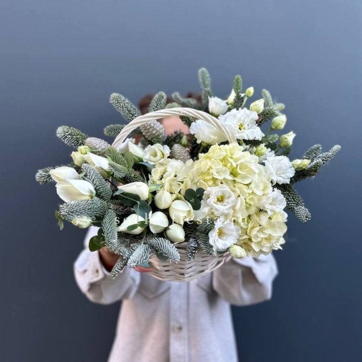 Новогодняя корзина с цветами в Калининграде