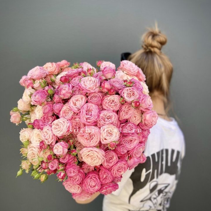 Охапка кустовых роз бомбастик пинк в Калининграде