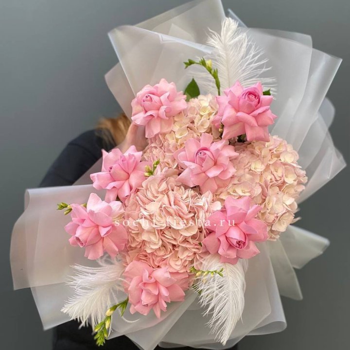  Букет  из гортензий и розовых роз в Калининграде