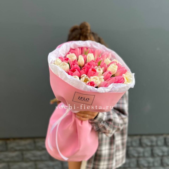 51 бело-розовый тюльпан в Калининграде