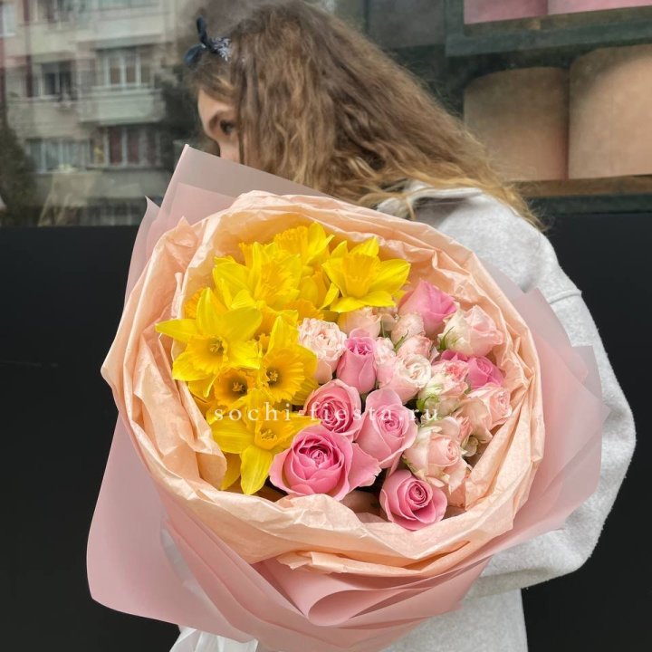 Букет роз и нарциссов в Калининграде