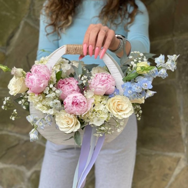 Ящик с пионами в Калининграде