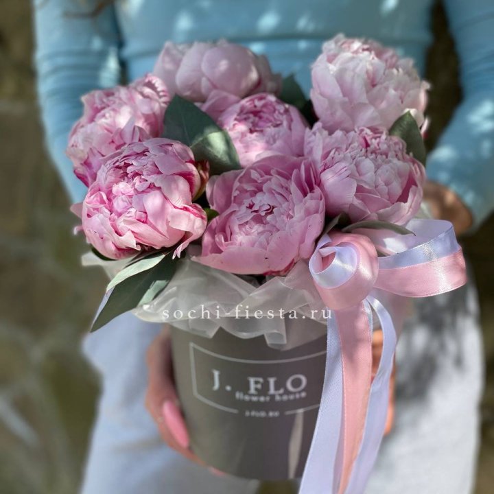 Цилиндр пионов с эвкалиптом в Калининграде