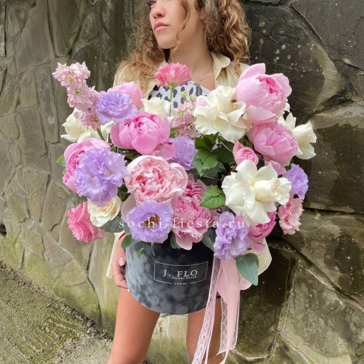 Дизайнерский цилиндр с пионами в Калининграде