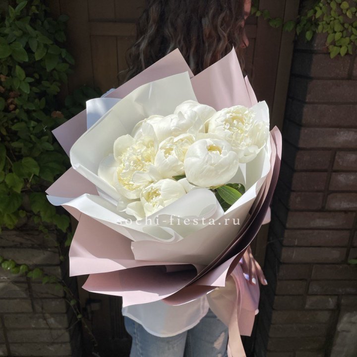 9 белоснежных пионов в Калининграде