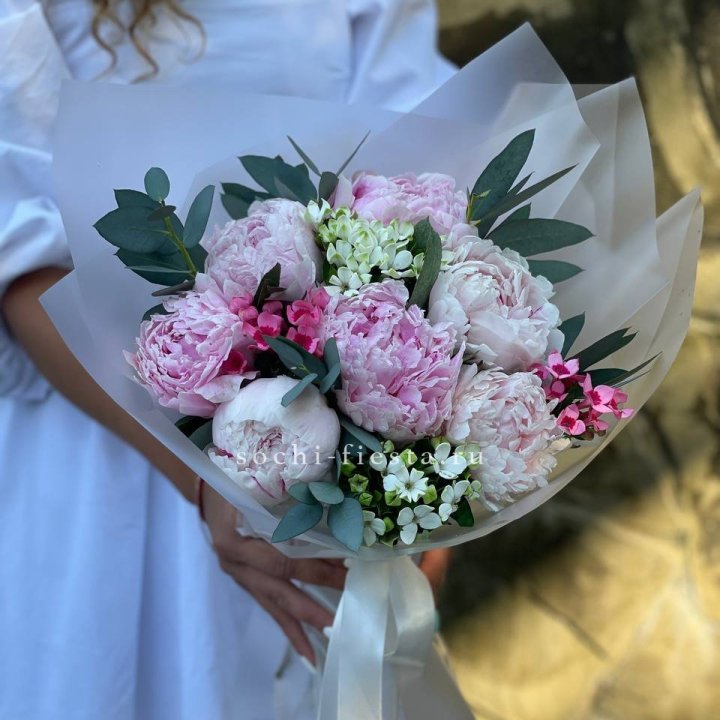 7 зефирных пионов с эвкалиптом в Калининграде