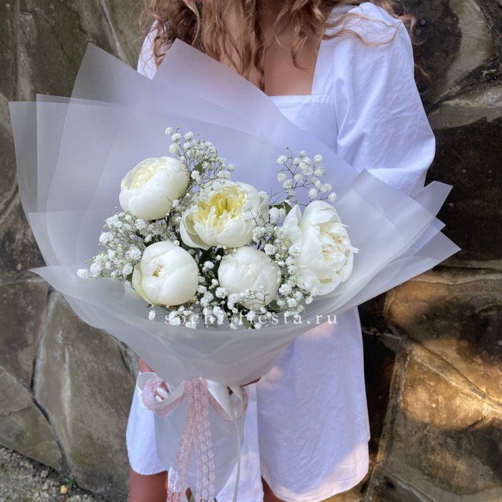 Букет белых пионов "Файв" в Калининграде