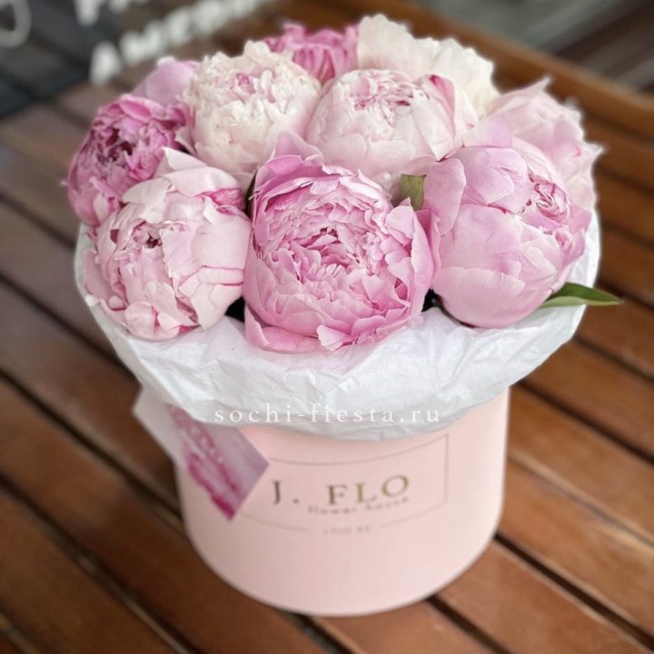 Цилиндр с пионами "Лилу" в Калининграде