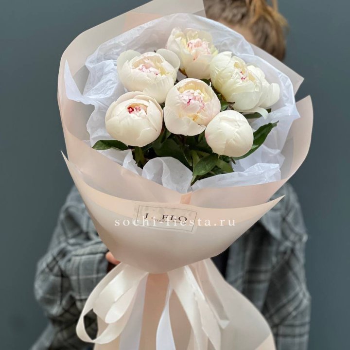 Букет белых пионов в Калининграде