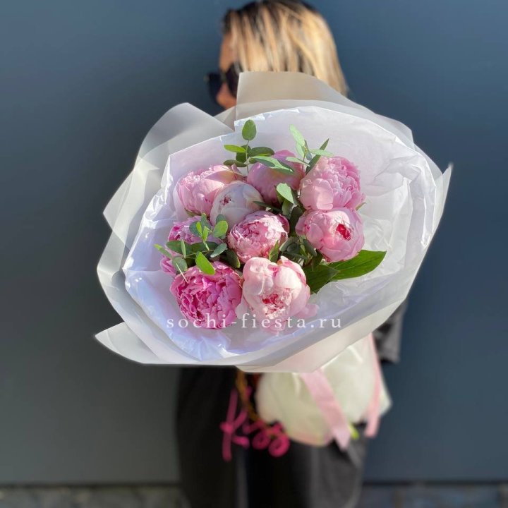 9 пионов с эвкалиптом в Калининграде