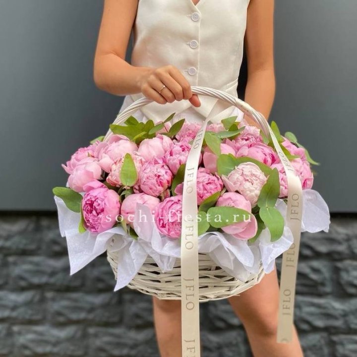 29 пионов в корзине в Калининграде