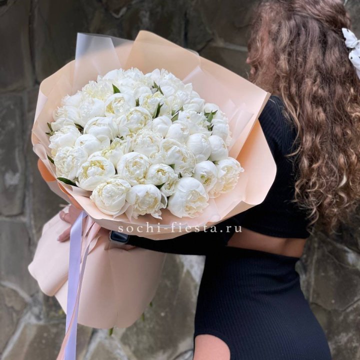 35 белых пион в Калининграде