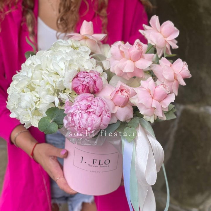 Цилиндр с пионами "Алисия" в Калининграде