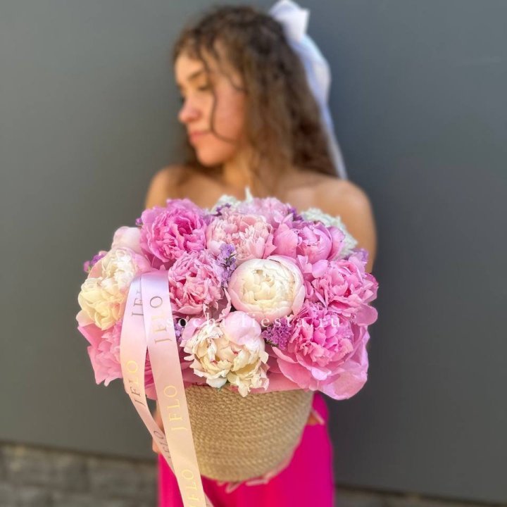 15 пионов в джутовом кашпо в Калининграде