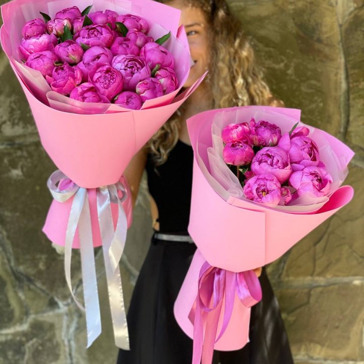 Букет ярких пионов  в Калининграде