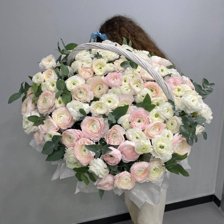 Ранункулюсы в корзине в Калининграде