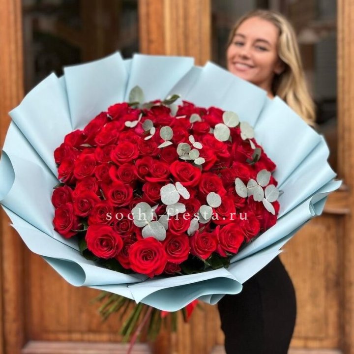 101 красная роза с эвкалиптом в Калининграде