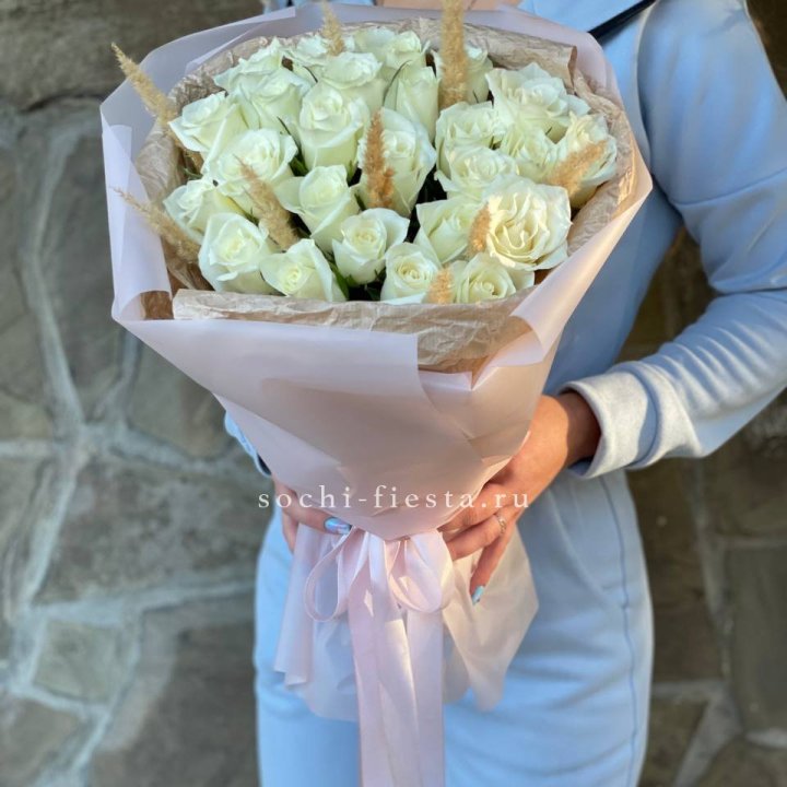 25 белых роз с сухоцветами в Калининграде