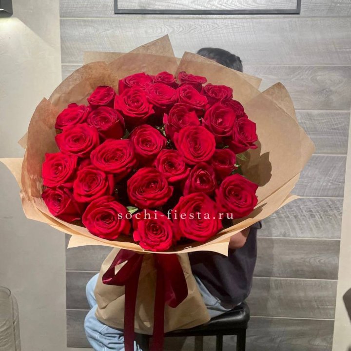 37 красных роз в крафте в Калининграде