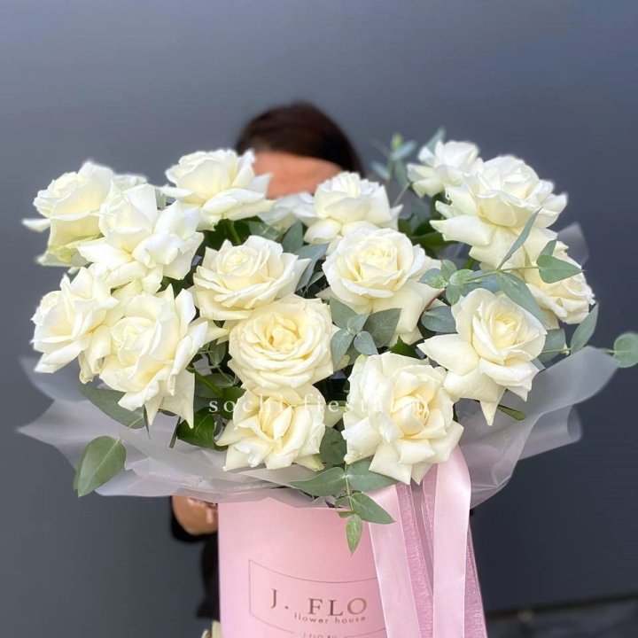 17 Французских белых роз в боксе в Калининграде