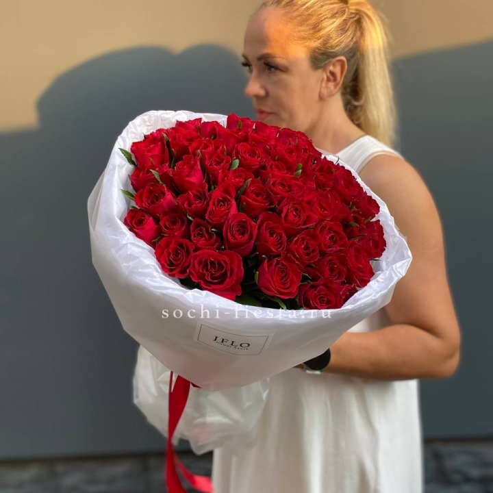 51 роза мадам ред в нежном оформлении в Калининграде