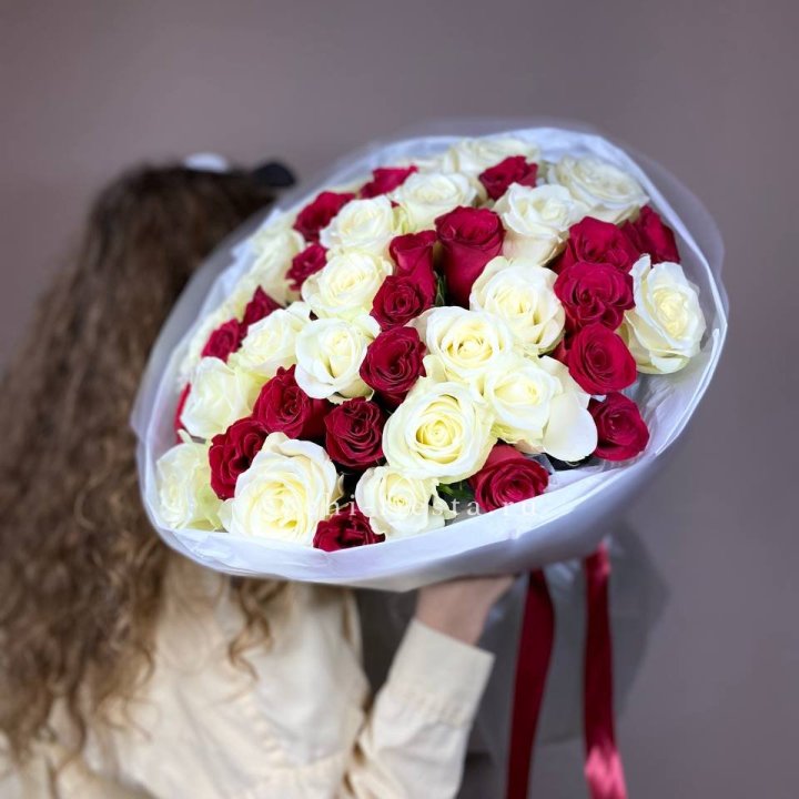 Букет из красных белых 45 роз в Калининграде