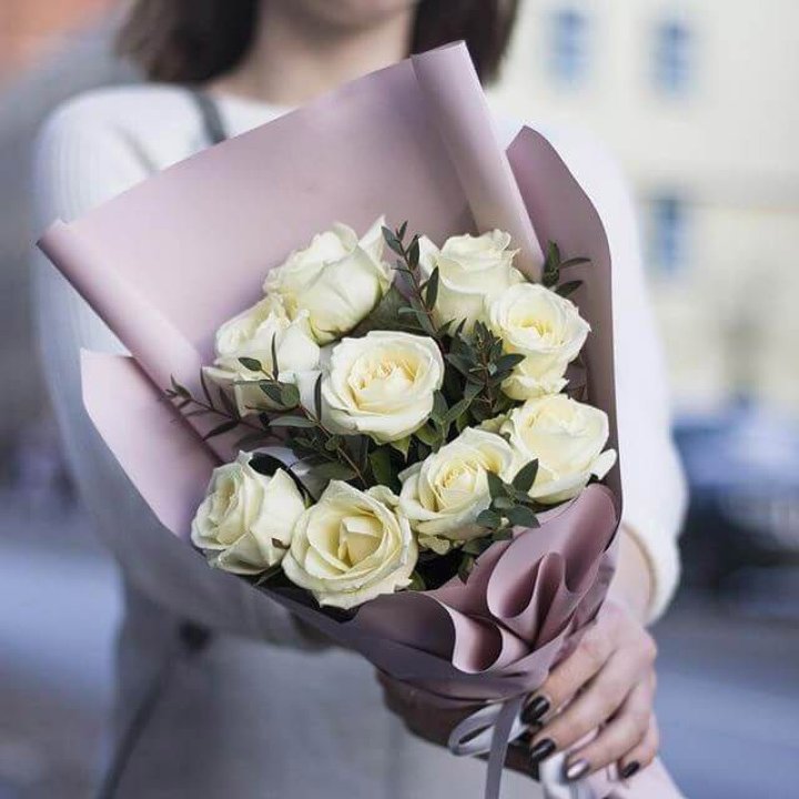 9 белых  роз "Минт" в Калининграде